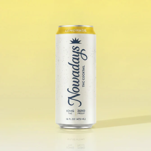 STARTSEITE Minimalistische Produktaufnahme einer Premium-THC-Limonade von PURE BOTANICA in einer eleganten weißen Getränkedose vor leuchtend gelbem Hintergrund. Die moderne Verpackung mit Zitronen-Design vermittelt ein erfrischendes Cannabis-Getränk in Premium-Qualität und unterstreicht die stilvolle Markenästhetik.