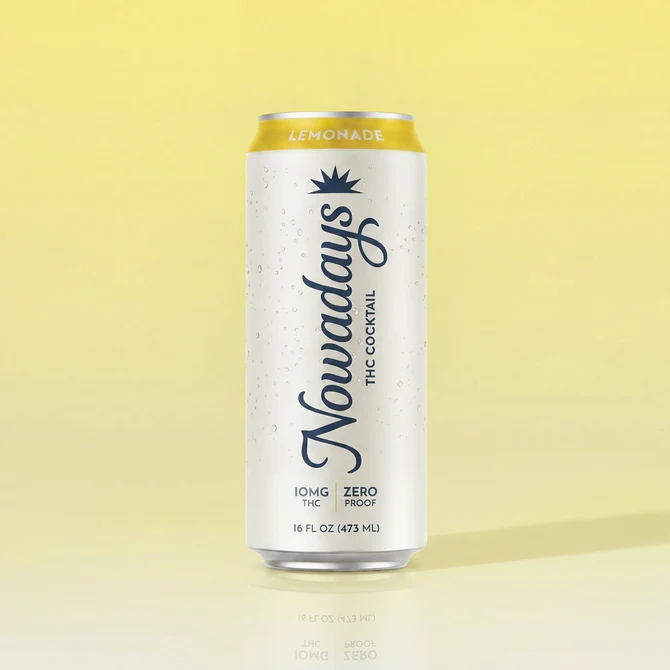 PURE BOTANICA Premium THC-Limonade | Erfrischendes Cannabis-Getränk in der Dose Minimalistische Produktaufnahme einer Premium-THC-Limonade von PURE BOTANICA in einer eleganten weißen Getränkedose vor leuchtend gelbem Hintergrund. Die moderne Verpackung mit Zitronen-Design vermittelt ein erfrischendes Cannabis-Getränk in Premium-Qualität und unterstreicht die stilvolle Markenästhetik.