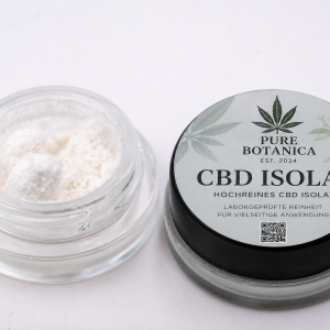 STARTSEITE Nahaufnahme eines hochwertigen CBD-Isolats von PURE BOTANICA in einem transparenten Glasbehälter mit geöffnetem Deckel. Das feine, kristalline CBD-Pulver steht für hohe Reinheit, laborgeprüfte Qualität und eine präzise Herstellung für anspruchsvolle Cannabis- und CBD-Produkte.