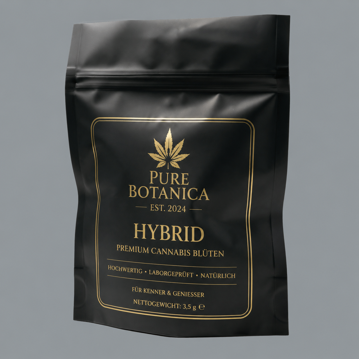 PURE BOTANICA HYBRID Premium Cannabisblüten | Elegante Premium-Verpackung Mattschwarzer Premium-Standbodenbeutel von PURE BOTANICA mit goldfarbenem Etikett und der Aufschrift „HYBRID – Premium Cannabisblüten“. Die hochwertige Verpackung mit modernem Design steht für laborgeprüfte Qualität, natürliche Inhaltsstoffe und exklusive Cannabisblüten für anspruchsvolle Genießer.