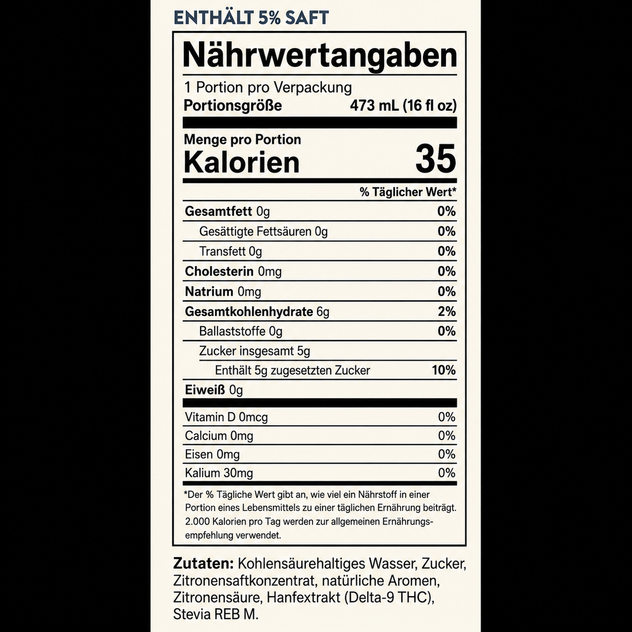 PURE BOTANICA Deutsche Nährwertangaben | Premium Cannabis-Getränk mit Zitronensaft Professionell gestaltete deutsche Nährwerttabelle für ein PURE BOTANICA Premium-Cannabis-Getränk mit 5 % Zitronensaft. Die übersichtliche Produktkennzeichnung enthält Angaben zu Portionsgröße, Kalorien, Fett, Kohlenhydraten, Zucker, Eiweiß, Vitaminen, Mineralstoffen sowie einer vollständigen Zutatenliste in einem klaren Schwarz-Weiß-Layout.