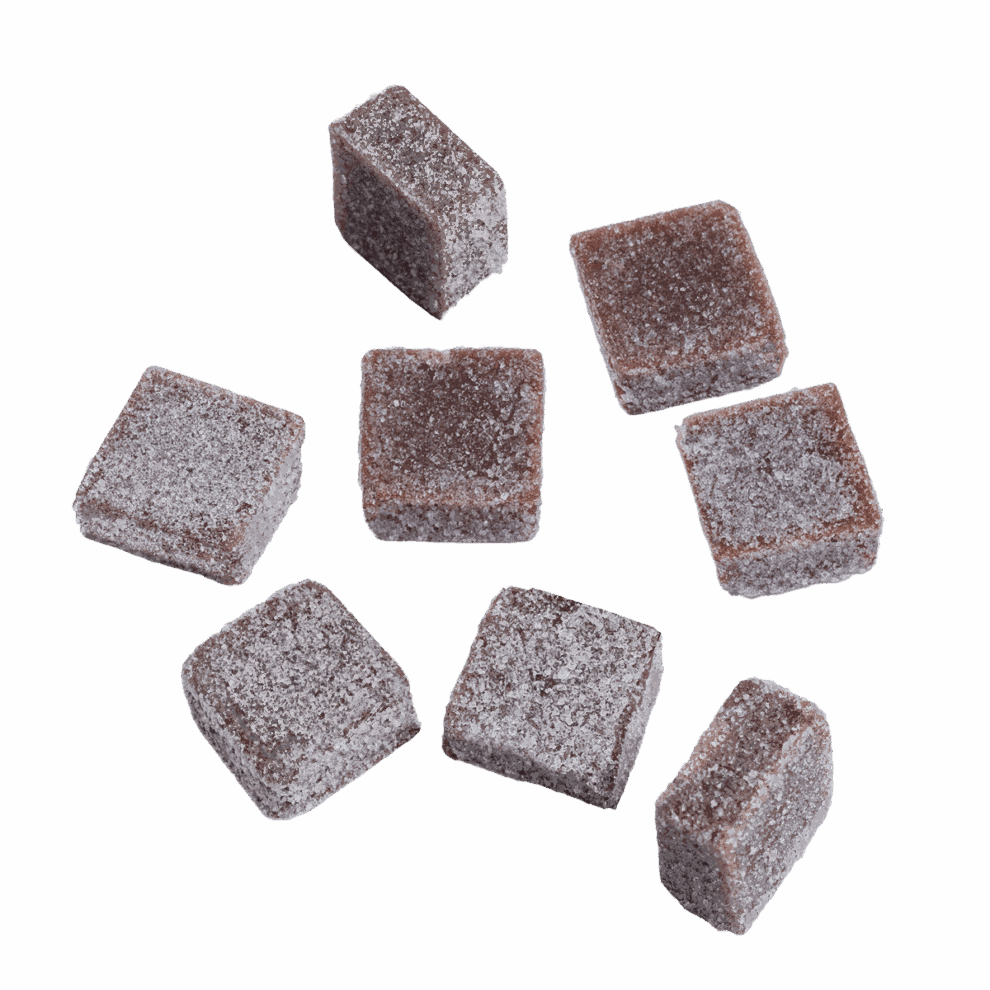 PURE BOTANICA Euphoria Gummies | Premium Cannabis Edibles Nahaufnahme der PURE BOTANICA Euphoria Gummies mit weicher Fruchtgummi-Textur und feiner Zuckerschicht. Die Premium-Cannabis-Edibles sind als quadratische Fruchtgummis auf hellem Hintergrund arrangiert und unterstreichen die hochwertige Qualität und das moderne Design der Marke.