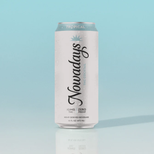 Minimalistische Produktaufnahme einer Premium-Tropical-THC-Getränkedose von PURE BOTANICA vor hellblauem Hintergrund. Die elegante weiße Dose mit modernem Design und tropischem Geschmack vermittelt Premium-Qualität und ein erfrischendes Cannabis-Getränk für Erwachsene.