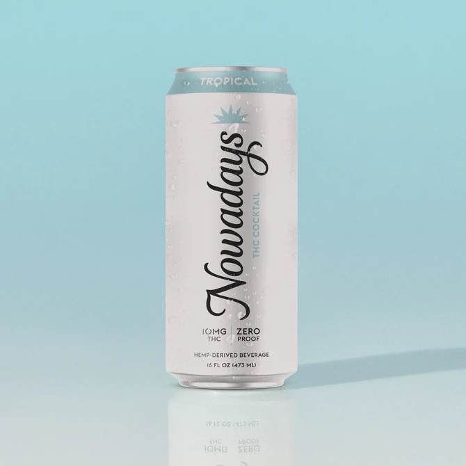PURE BOTANICA Premium Tropical THC-Getränk | Erfrischendes Cannabis-Getränk in der Dose Minimalistische Produktaufnahme einer Premium-Tropical-THC-Getränkedose von PURE BOTANICA vor hellblauem Hintergrund. Die elegante weiße Dose mit modernem Design und tropischem Geschmack vermittelt Premium-Qualität und ein erfrischendes Cannabis-Getränk für Erwachsene.
