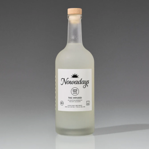 STARTSEITE Minimalistische Produktaufnahme einer eleganten Milchglasflasche mit einem Premium-THC-Getränk von PURE BOTANICA vor grauem Hintergrund. Das hochwertige Flaschendesign mit natürlichem Holzverschluss und modernem Etikett unterstreicht die Premium-Qualität und die stilvolle Markenästhetik für Cannabis-Getränke.