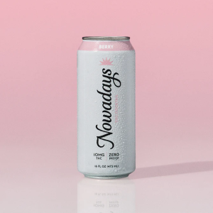 Minimalistische Produktaufnahme einer Premium-Berry-THC-Getränkedose von PURE BOTANICA vor zartrosa Hintergrund. Die elegante weiße Dose mit modernem Design und Beerengeschmack vermittelt Premium-Qualität und ein stilvolles Cannabis-Getränk für Erwachsene.