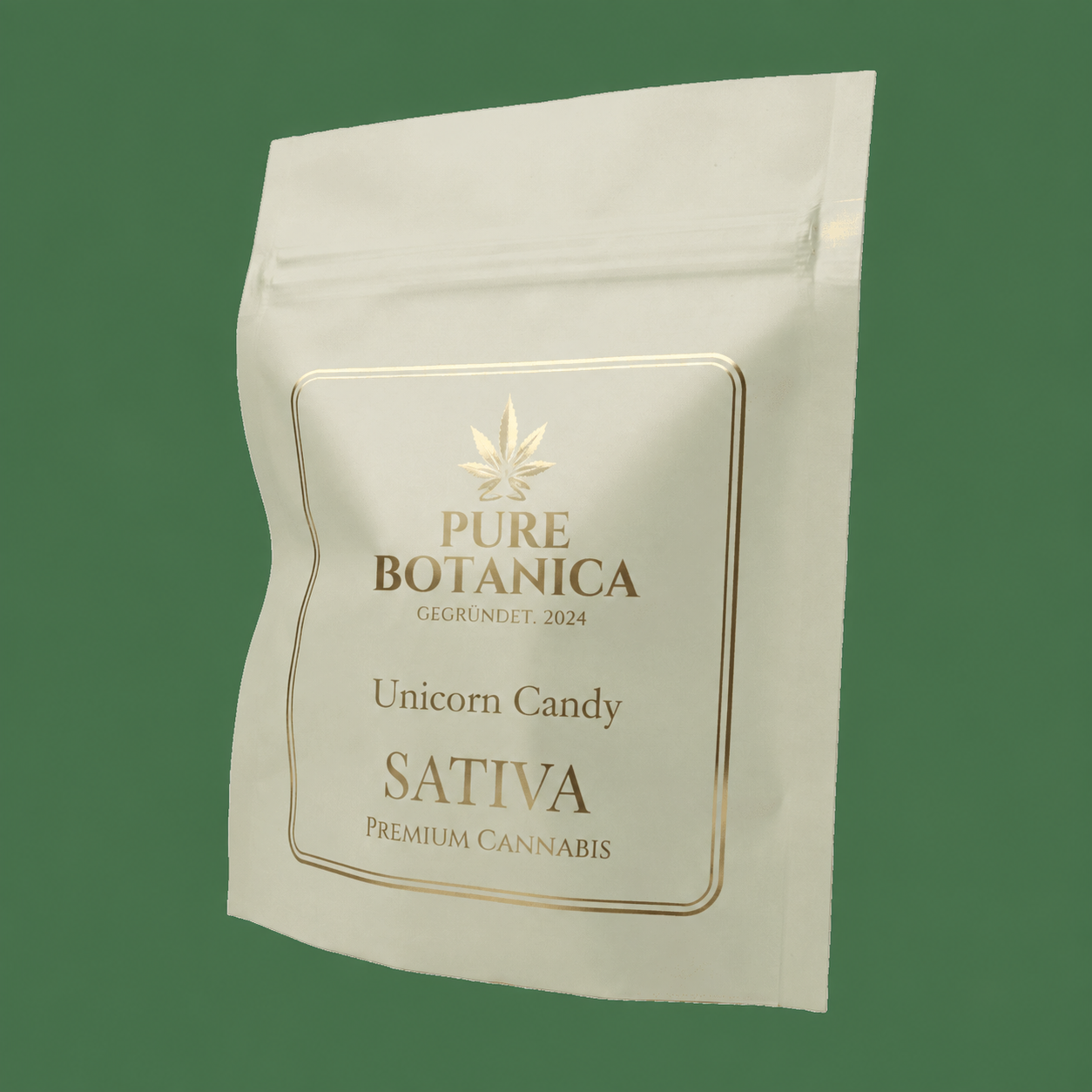 PURE BOTANICA Unicorn Candy Sativa | Premium Cannabisblüten in hochwertiger Verpackung Elegante, cremefarbene Standbodenverpackung von PURE BOTANICA mit goldener Premium-Beschriftung. Das Produkt „Unicorn Candy“ ist als Sativa-Cannabisblüte gekennzeichnet und präsentiert sich in einer hochwertigen, modernen Verpackung für erstklassige Cannabisblüten in Premium-Qualität.